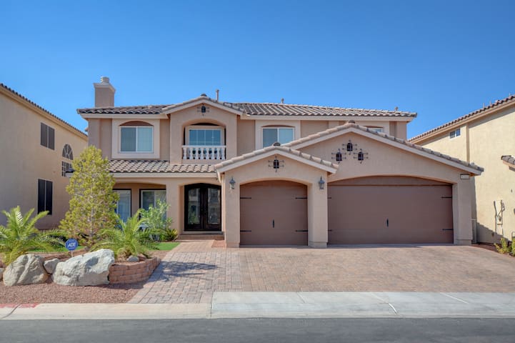 Las Vegas home nearby airport, shopping and strip!