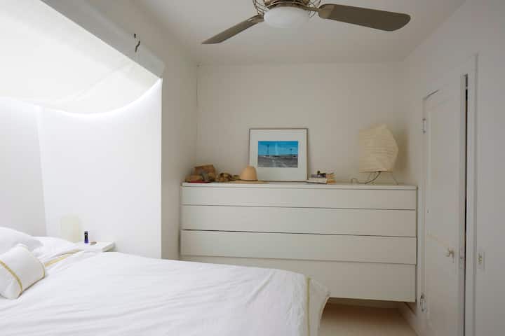 CASITA - спална соба со брачен кревет и ѕвездено гледање низ прозорецот над креветот. 