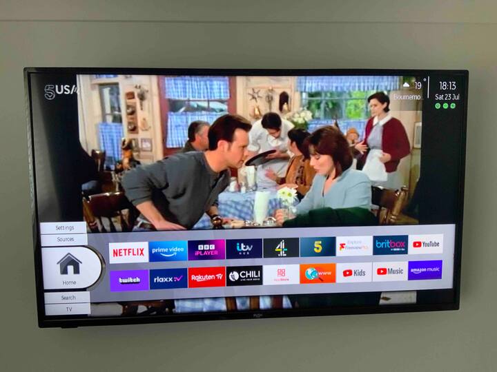 تلفزيون ذكي كامل الدقة مقاس 43 بوصة على الجدار