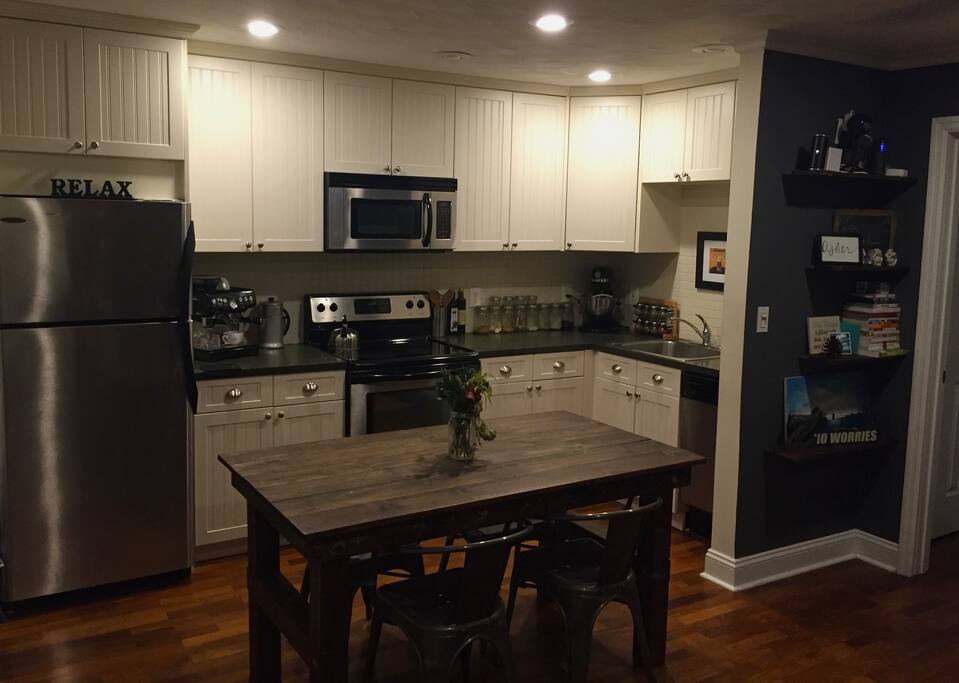 Nice kitchen for those who love to cook, very spacious.