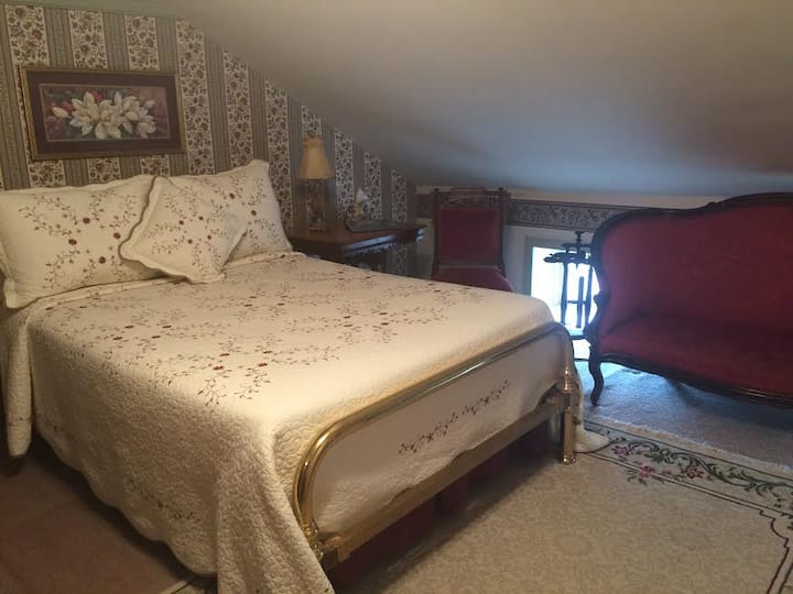 Double Room w/Ensuite Shower - Sarah's Retreat