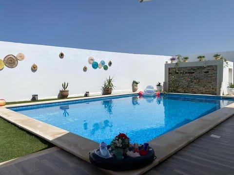 Modern villa + XXL swimming pool and 100% not overlooked