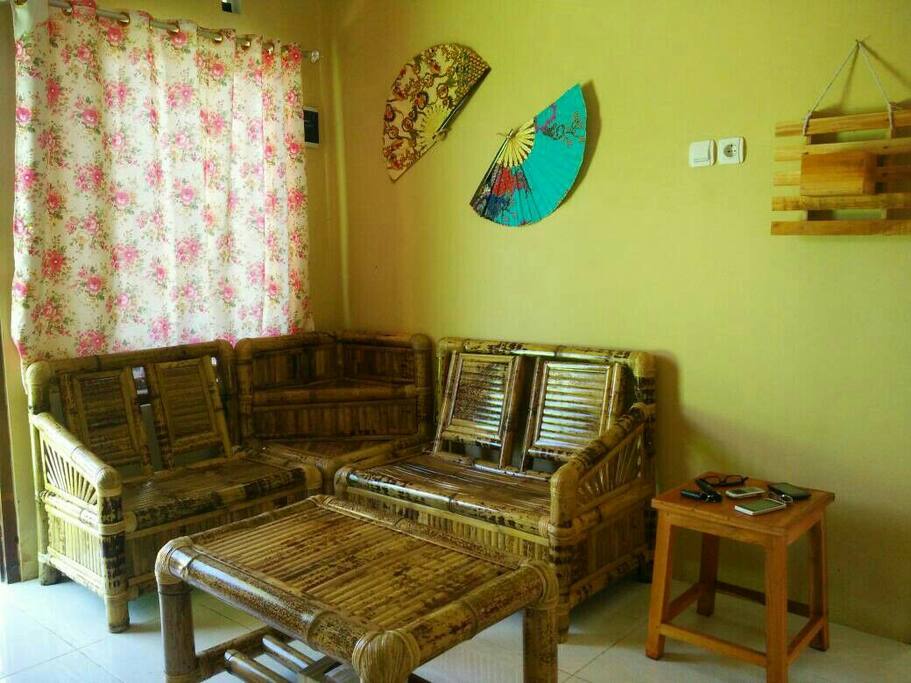 Ruang tamu yang nyaman untuk berinteraksi.