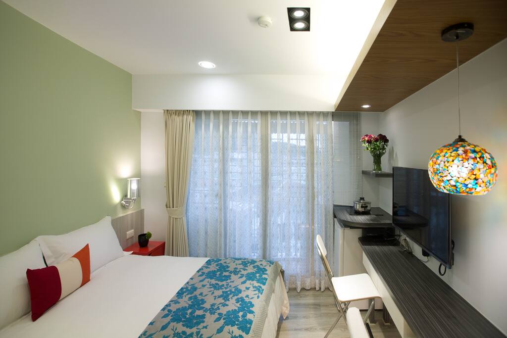 View from main bedroom to balcony. 从卧室往阳台看