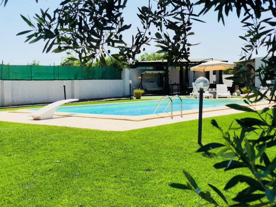vista dal prato sulla piscina e la veranda esterna