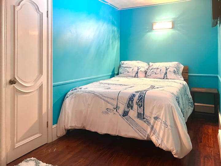 חדר שינה בקומה הראשית עם מיטת קווין סייז, חדר נהדר לילדים, מיטת נובפורם נוחה במיוחד.