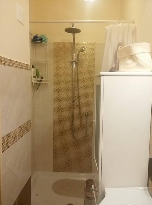 Doccia con mosaico in vetro