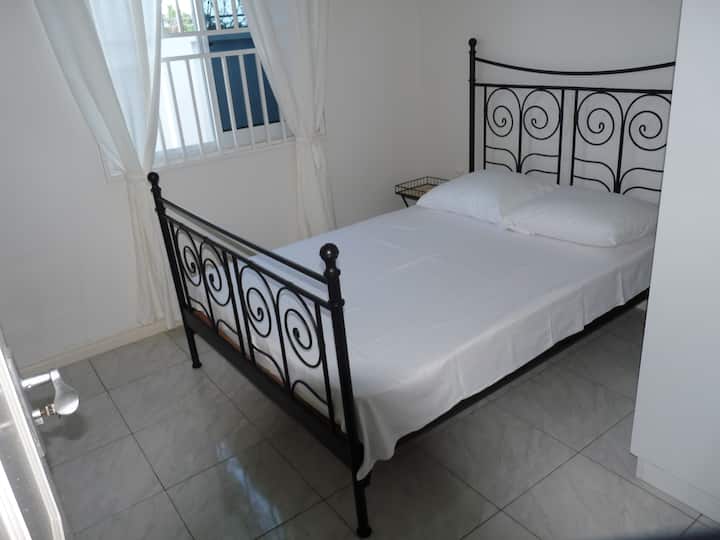 Ბინა B, საძინებელი 2 კონდიციონერით და ორადგილიანი საწოლით