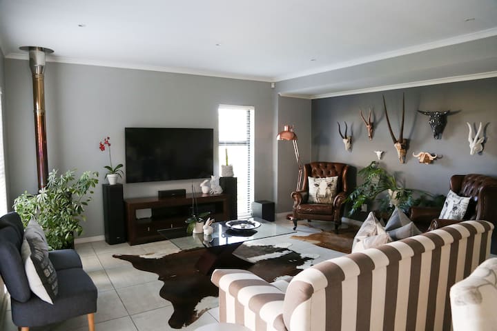 Modern Aan De Wijnlanden home