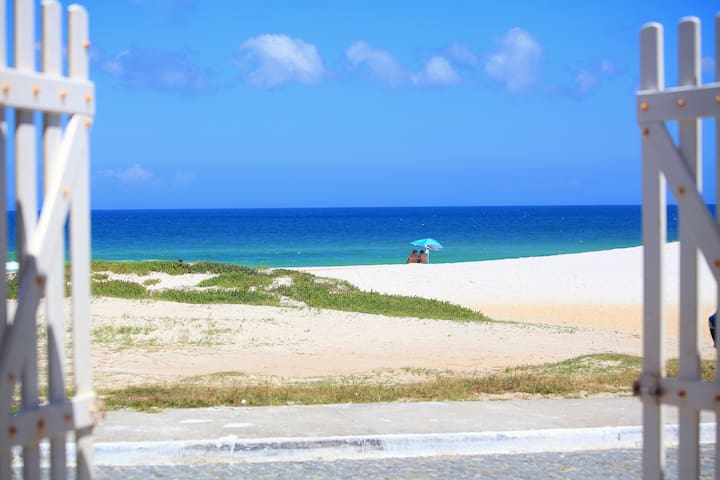 Quarto em casa na frente da praia + café da manhã