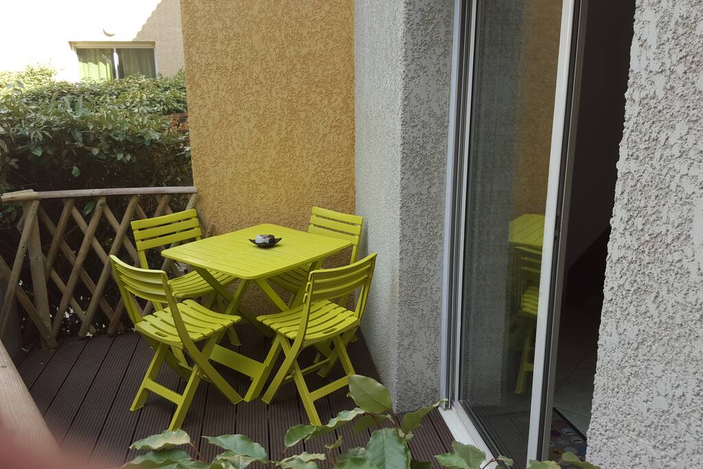 Terrasse ensoleillée sud-ouest avec entrée principale coté piscine