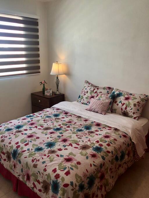 Cuarto privado, cama matrimonial.