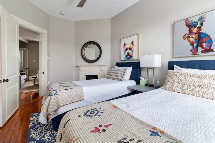 Dhomë gjumi Tempur-Pedic Twin XL në katin e dytë