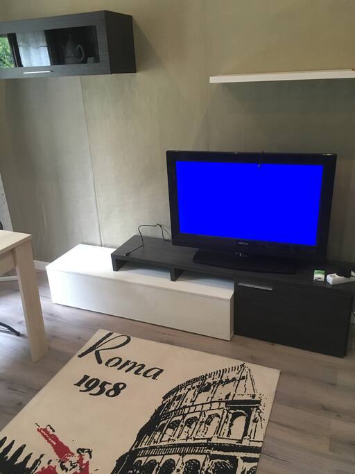 salon con tele, mesa de comedor y sofa