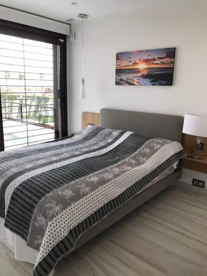 Huvudsovrummet med privat badrum