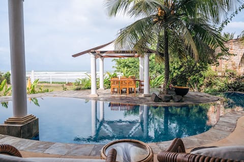 Sānti - 4 Bedroom Beach House with pool