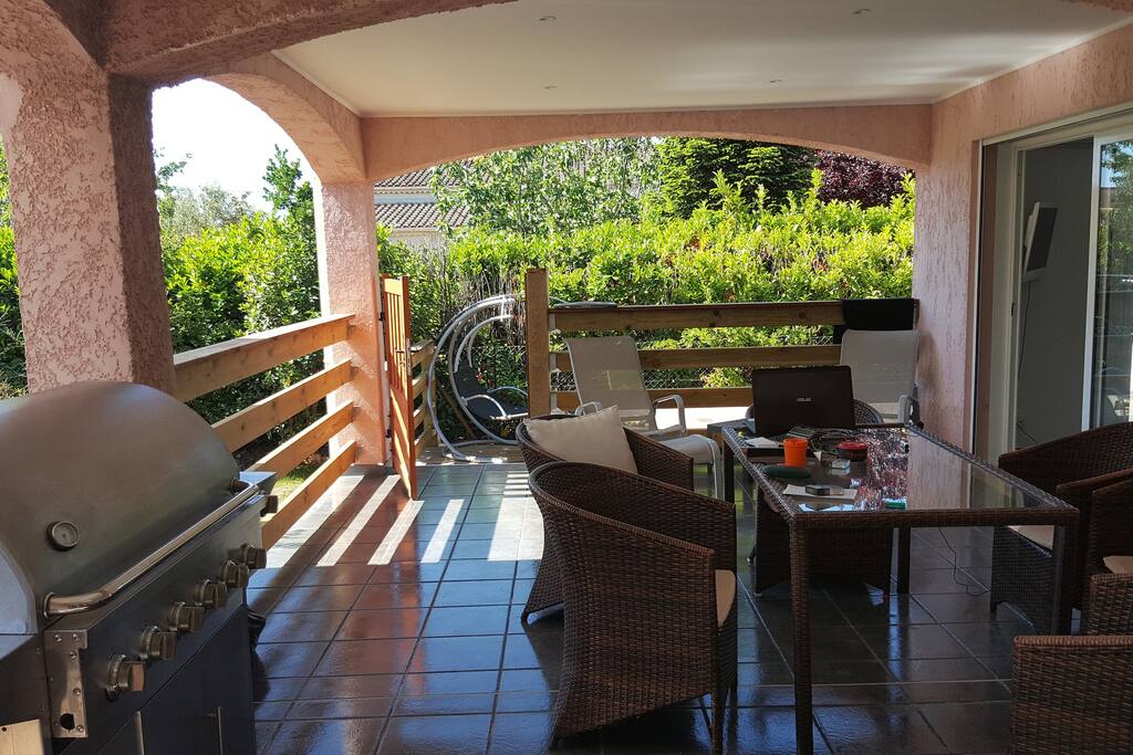 Grande terrasse couverte