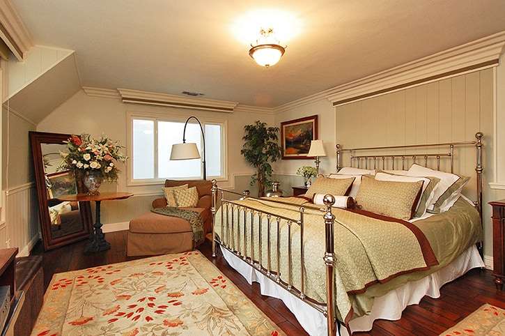 Pohľad na hlavnú spálňu na poschodí s ležadlom a lampou na čítanie