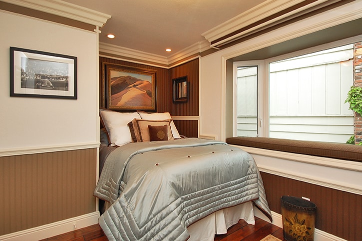 Spálňa na poschodí s plnohodnotnou posteľou, arkýřovým oknom a fantastickým výhľadom na jazero