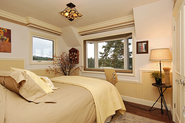 Druhá spálňa na poschodí s manželskou posteľou Queen a arkýřovým oknom s fantastickým výhľadom na jazero