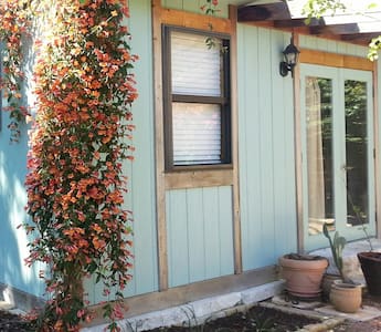 Charming Cottage Close to Main St.