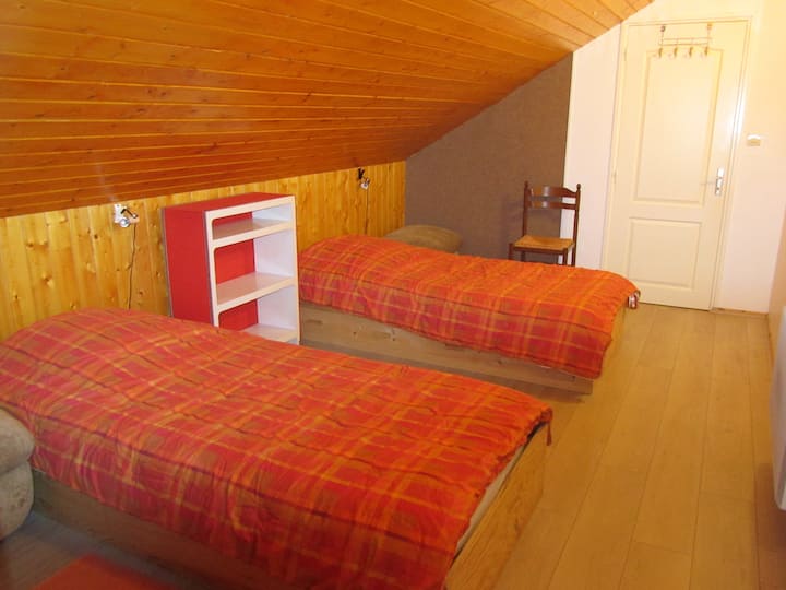 غرفة نوم 2 مجهزة بسريرين منفصلين 90