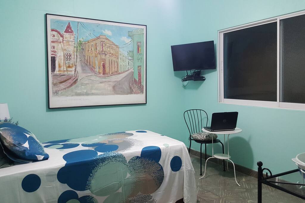 Habitación con mesa de apoyo.