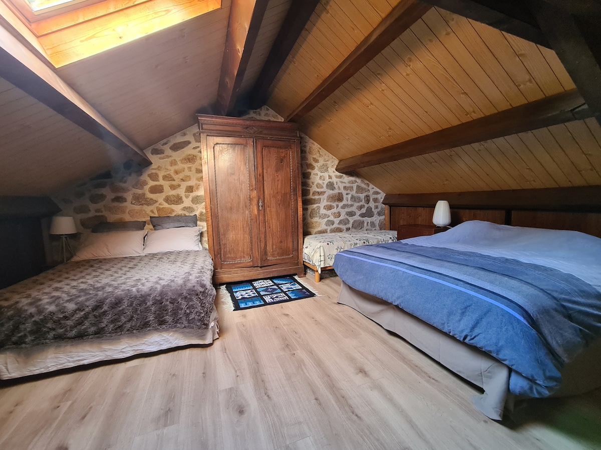 Habitación altillo con una cama de 160, una cama de 140, una cama supletoria de 90.
Velux con persiana opaca.