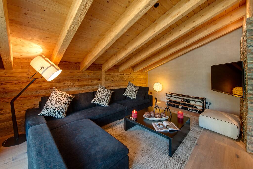 Lounge with TV and WiFi