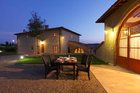 Popular Airbnb listing: Chianti VILLA for 21 ppl/Air-Co/Sw-pool/Chef/Wi-Fi in Montespertoli