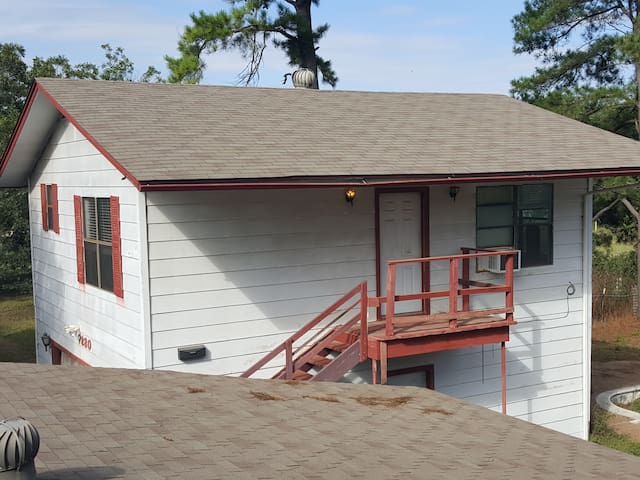 Grimsley's 5 Acre Farm -Garage Apt