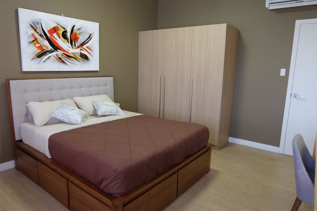 Bedroom with Queen size bed