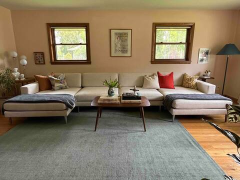 Cheerful 3 Bedroom Home w/ Full Bar & Indoor Fire
