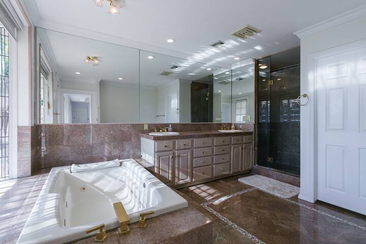 Beverly Hills View Estate – 3 BED 3.5 BA Pool Home gallery image 5