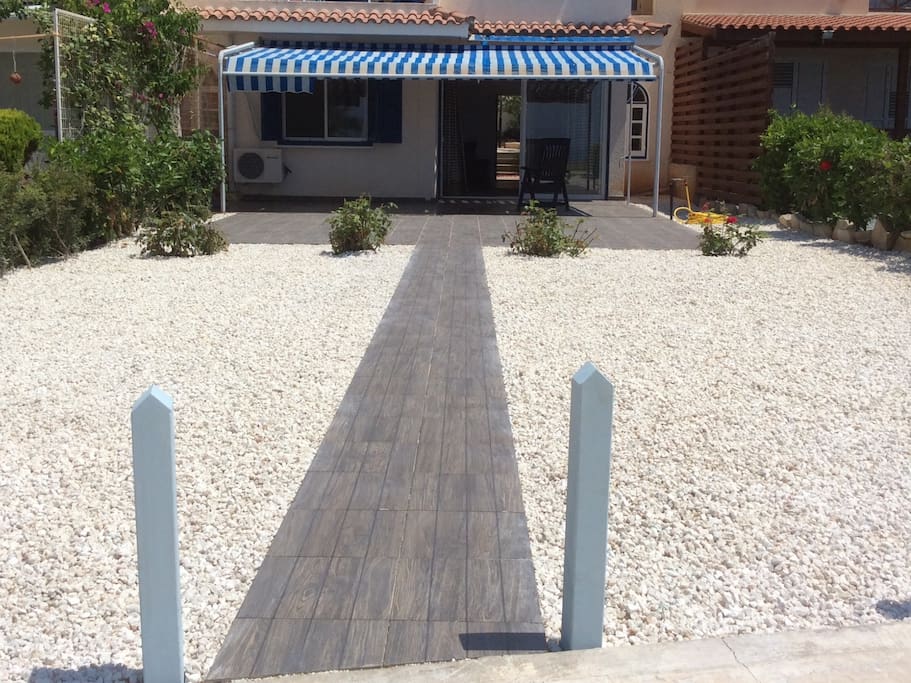 Front patio & garden area