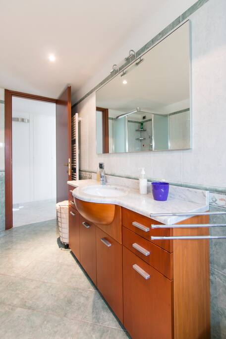 Secondo bagno con vasca, doccia separata e lavatrice