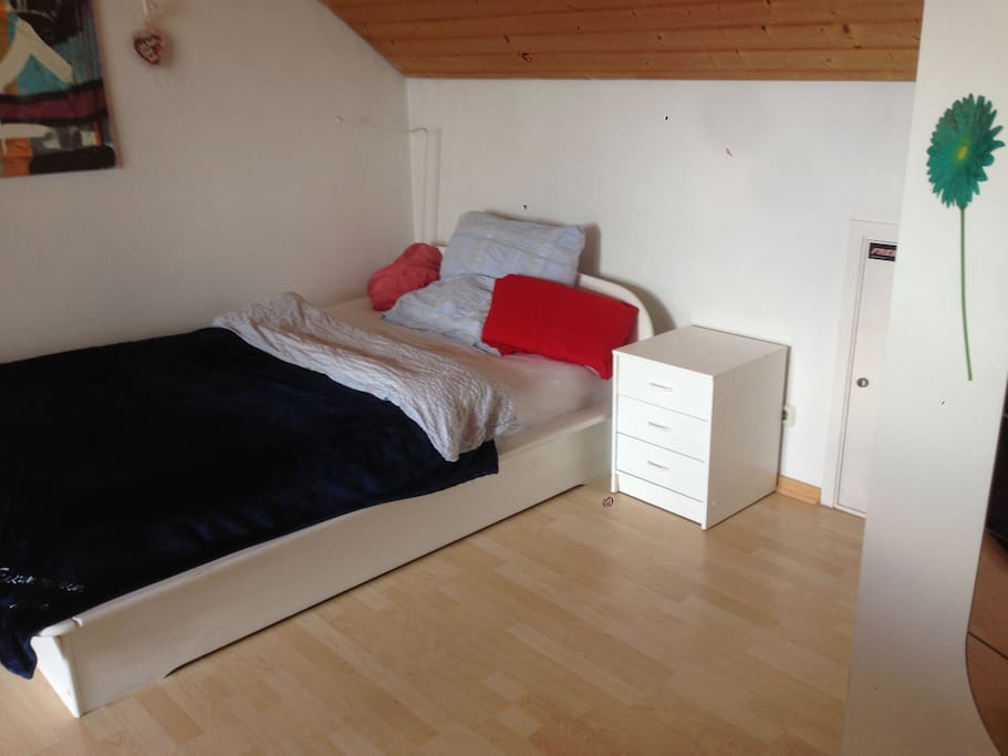 Bett für 2 Personen / 2x Bettwäsche