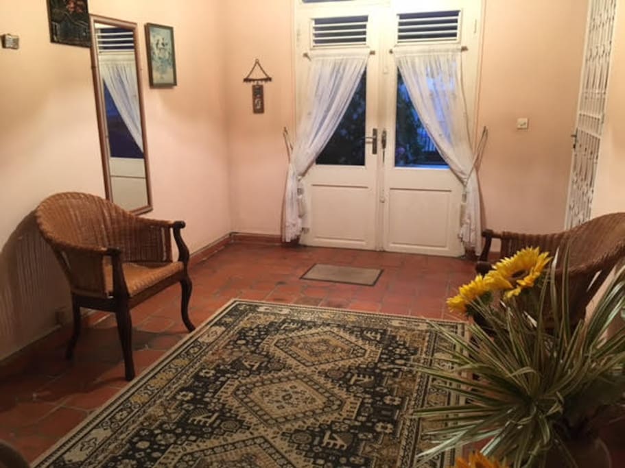 Vous serez charmés par le vestibule très chic de la villa