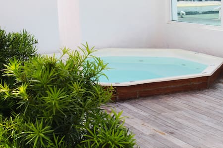 Downtown Center Apt w/ Jacuzzi, BBQ, Gym, Rooftop