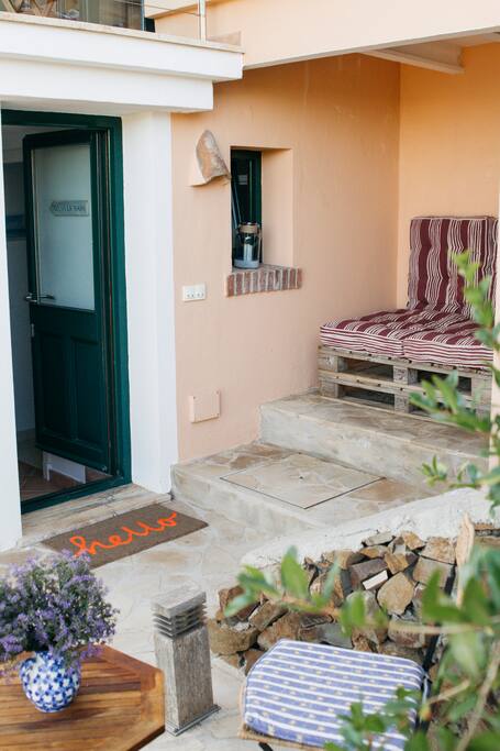 Entrada a tu habitación privada y chill-out