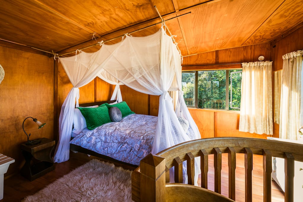 Luxurious comfy Queen bed in Upstairs Sunny Bedroom