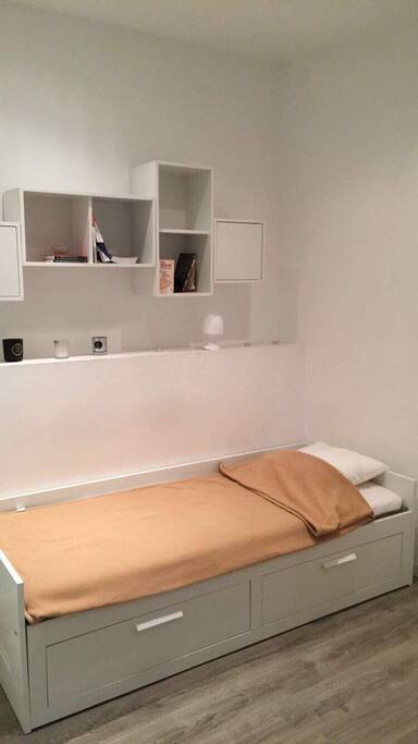 Lit d’appoint une place, possibilité de le passer en lit deux places en tirant les tiroirs.
