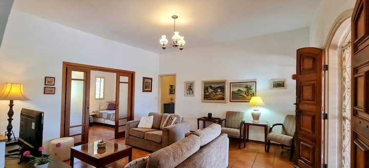 غرفة المعيشة والتلفزيون مع إمكانية الوصول لغرفة النوم 2.