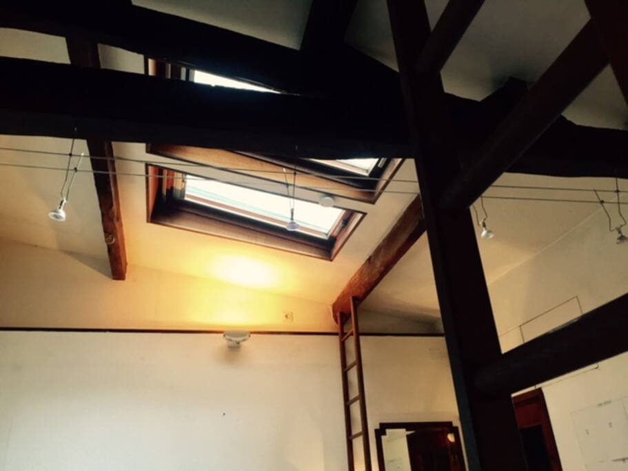 belle hauteur sous plafond (3,5m)