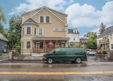 383- Modern & Warm Townhouse