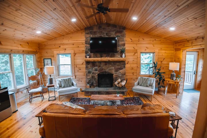 Cozy 2 Bedroom Cabin With Hot Tub - Ohio