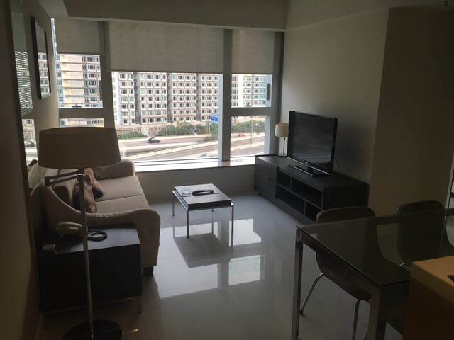 两房一厅,出租单人床房间(该房间不足99尺,房客不能带超过2个行李箱｡另外,双人床房已有1人长住)