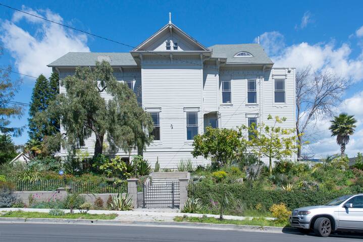 Huge, epic, historic mansion. Easily sleeps 40+. gallery image 2