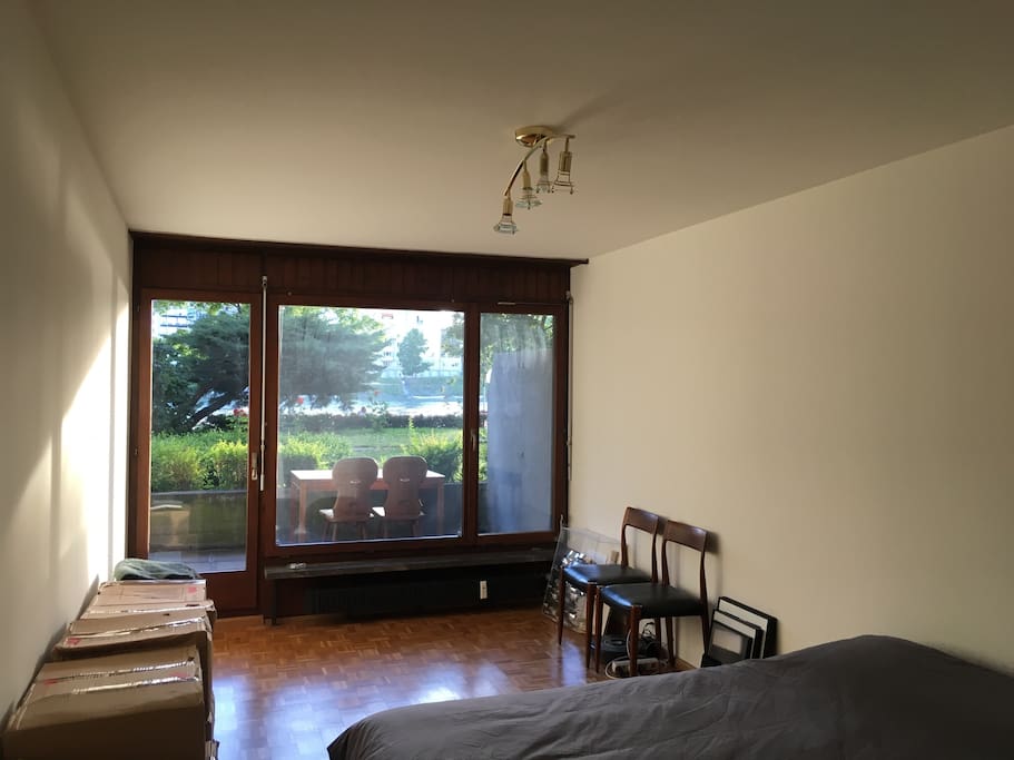 Lots of light and fantastic view. Sorry for the ugly moving boxes. They will be part of the apartment during your stay.