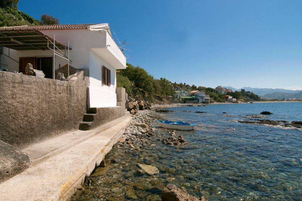 Veduta della casetta sul mare